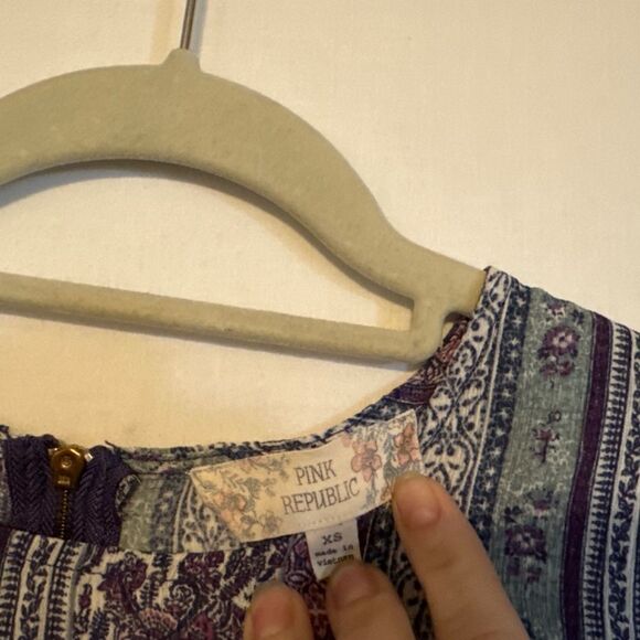 Pink republic xs shirt - Picture 2 of 4